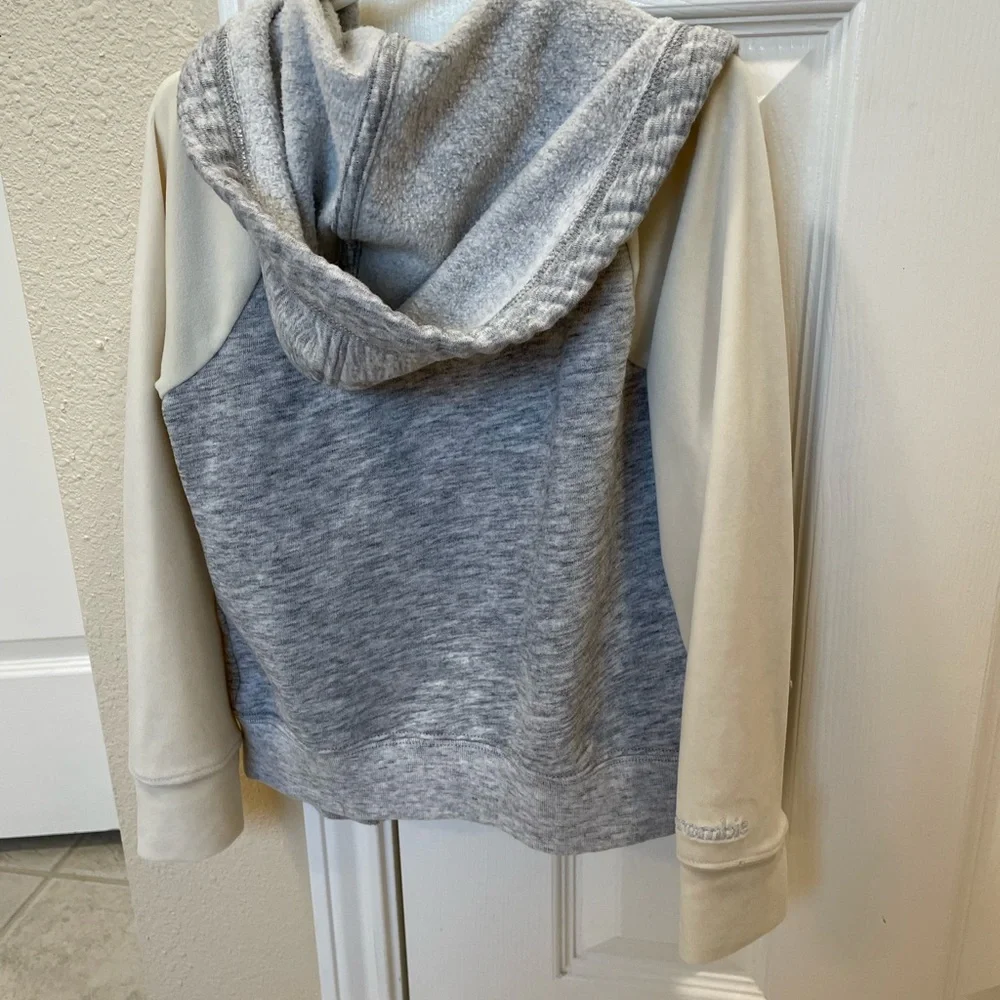 Girls Abercrombie Kids Hoodie Size 5/6 - Picture 2 of 2